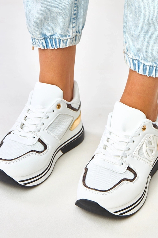 Tênis brancos e pretos com plataforma...