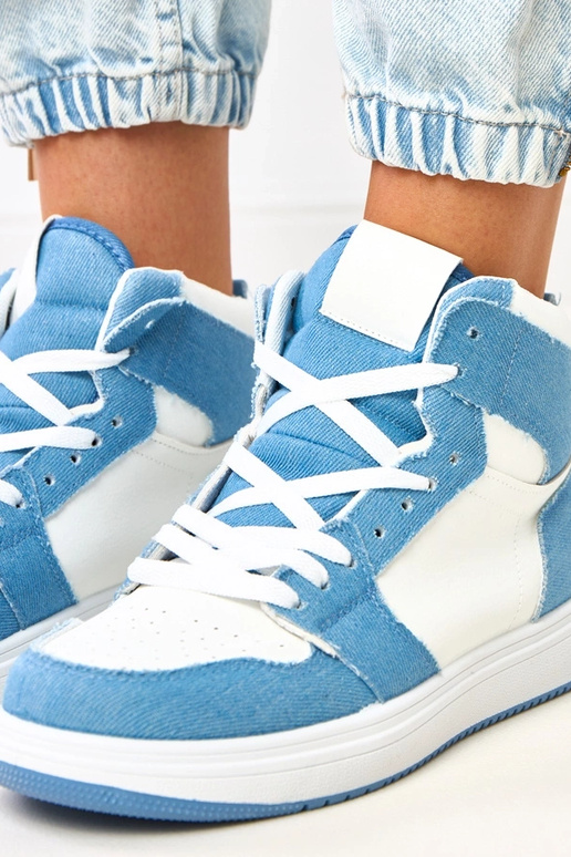 Tênis altos acima do tornozelo com... Tênis altos acima do tornozelo com...