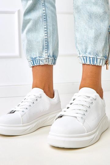 Tênis brancos com...