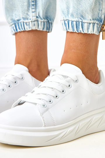 Tênis brancos com... 2