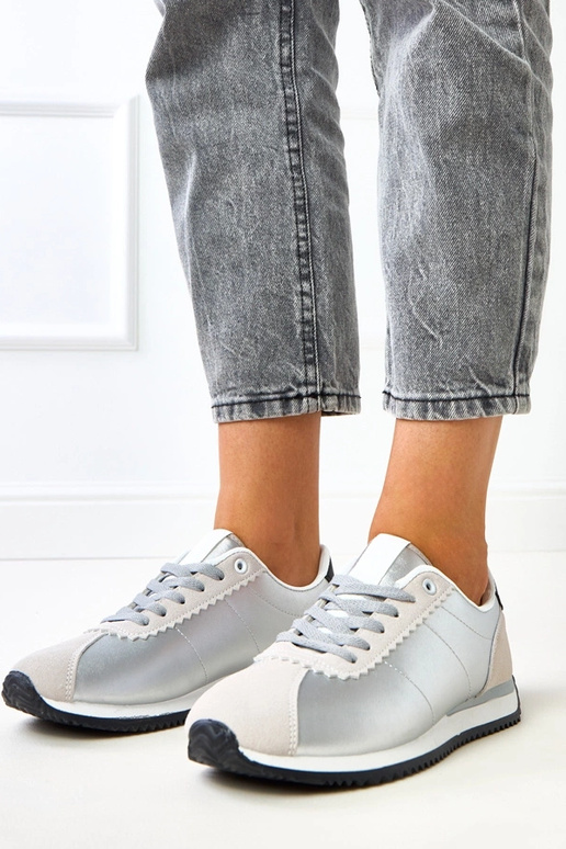 Tênis prateados com detalhe cor areia...