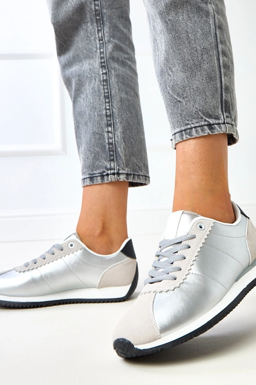 Tênis prateados com detalhe cor areia...