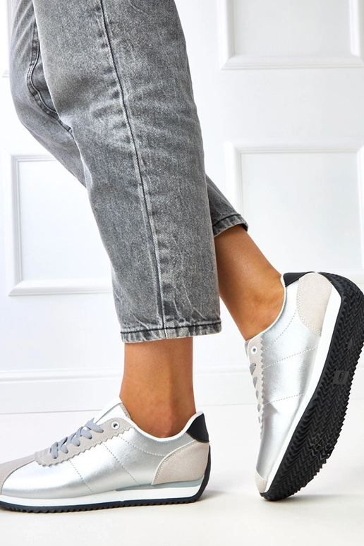 Tênis prateados com detalhe cor areia...