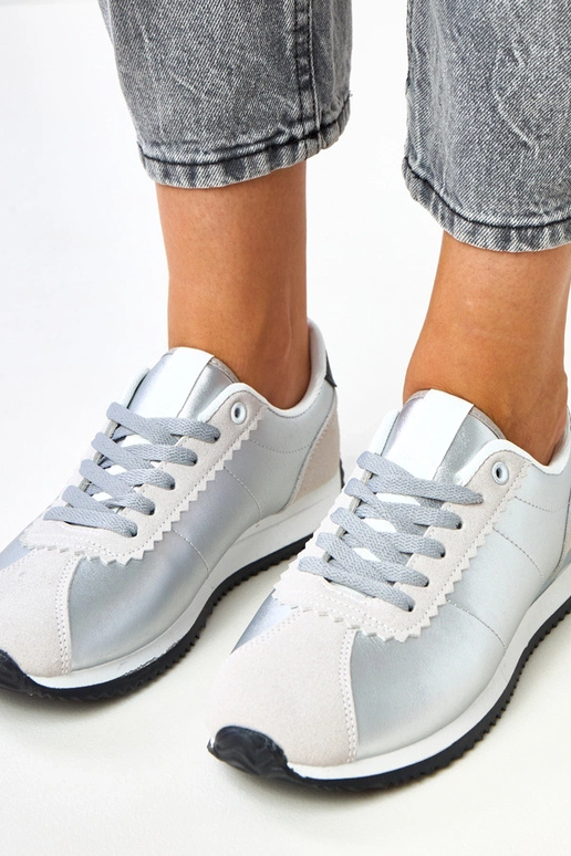 Tênis prateados com detalhe cor areia...