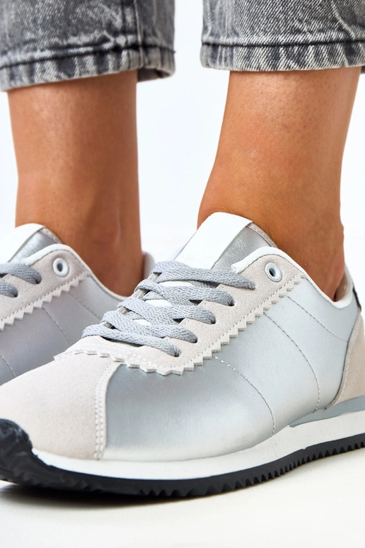 Tênis prateados com detalhe cor areia...