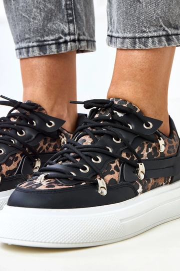 Tênis preto e branco com...