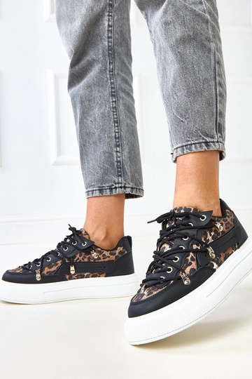 Tênis preto e branco com... 2