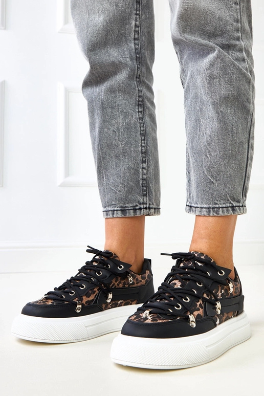 Tênis preto e branco com plataforma e...