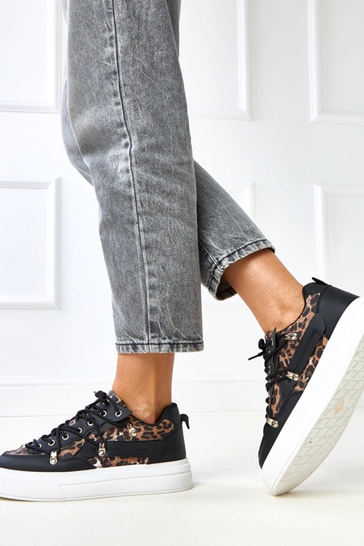 Tênis preto e branco com plataforma e...