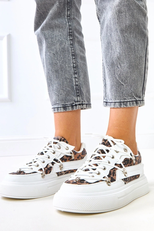 Tênis brancos com plataforma e...