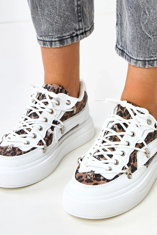 Tênis brancos com plataforma e...