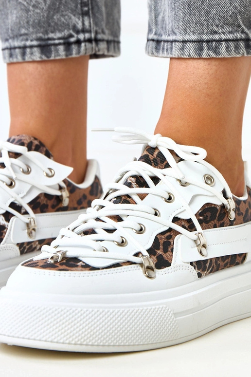 Tênis brancos com plataforma e...