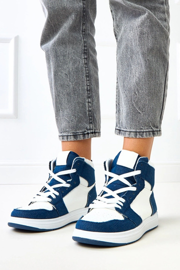 Tênis altos acima do...