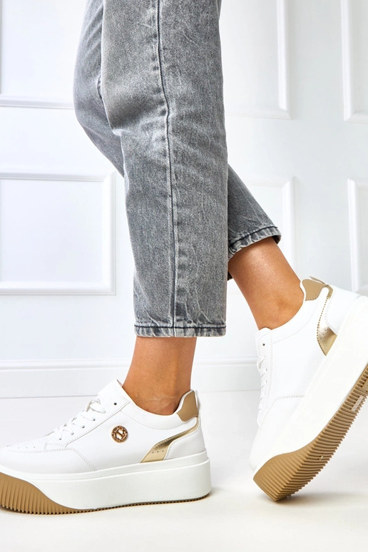 Tênis brancos com plataforma e motivo...