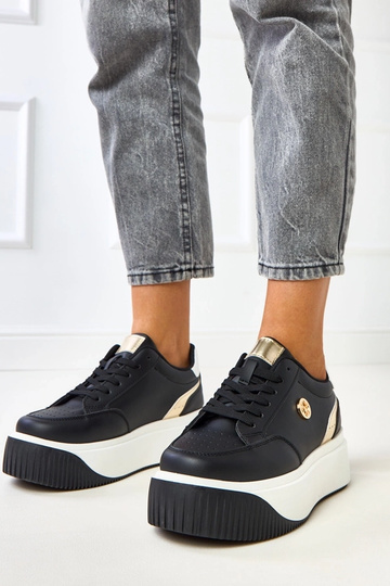 Ténis pretos com plataforma...