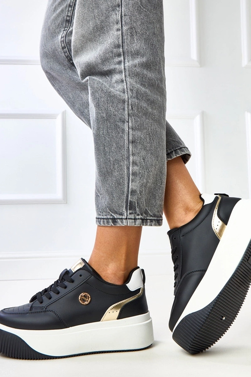 Ténis pretos com plataforma e motivo... Ténis pretos com plataforma e motivo...