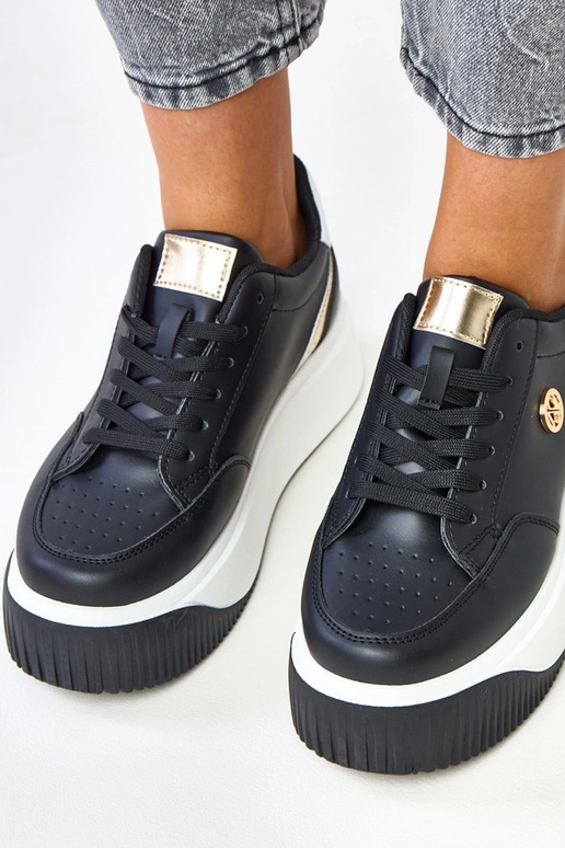 Ténis pretos com plataforma e motivo... Ténis pretos com plataforma e motivo...