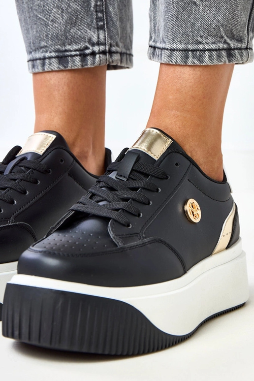 Ténis pretos com plataforma e motivo... Ténis pretos com plataforma e motivo...