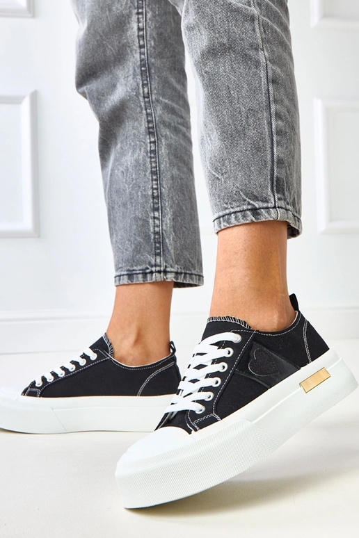 Ténis pretos com plataforma e coração... Ténis pretos com plataforma e coração...