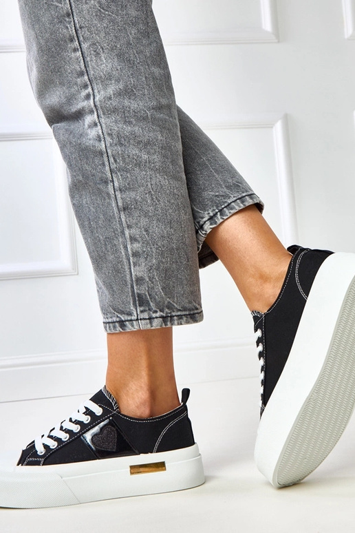 Ténis pretos com plataforma e coração... Ténis pretos com plataforma e coração...