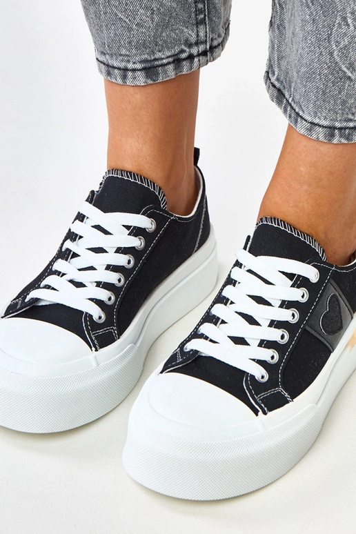 Ténis pretos com plataforma e coração... Ténis pretos com plataforma e coração...