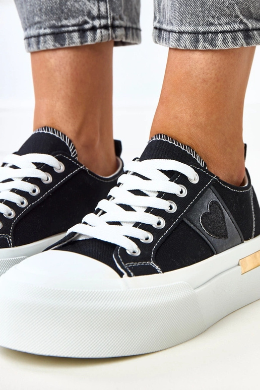 Ténis pretos com plataforma e coração... Ténis pretos com plataforma e coração...