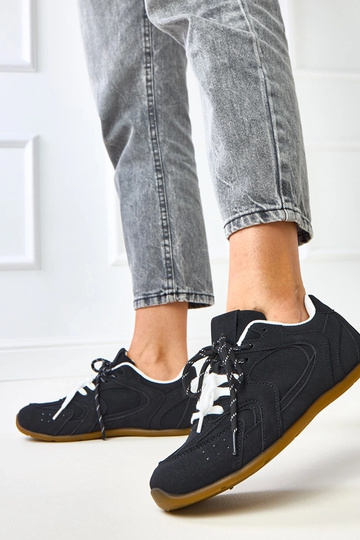 Ténis pretos com cadarços...