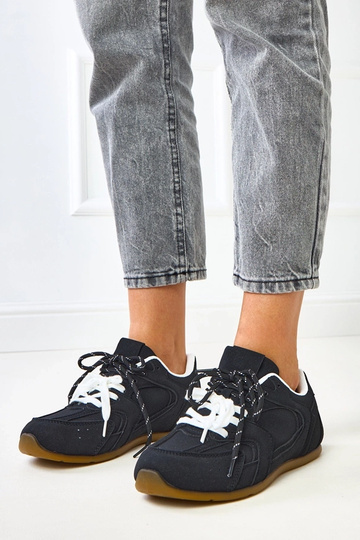 Ténis pretos com cadarços... 2