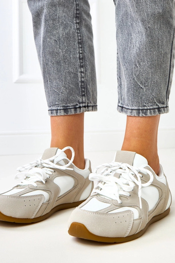 Ténis brancos e areia com...