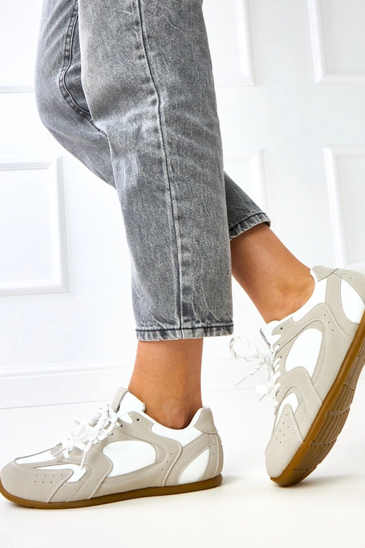 Ténis brancos e areia com cadarços... Ténis brancos e areia com cadarços...