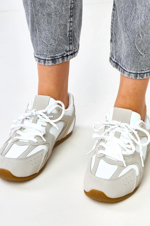 Ténis brancos e areia com cadarços... Ténis brancos e areia com cadarços...