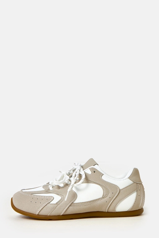 Ténis brancos e areia com cadarços... Ténis brancos e areia com cadarços...