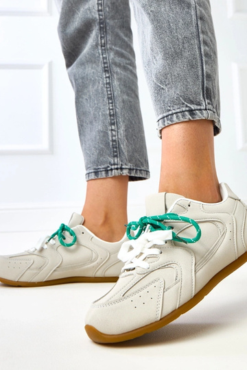 Ténis cinzas com cadarços...