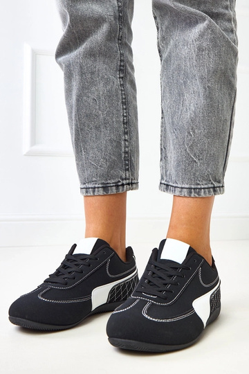 Ténis pretos com detalhe...