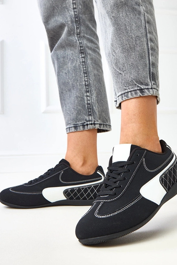 Ténis pretos com detalhe... 2