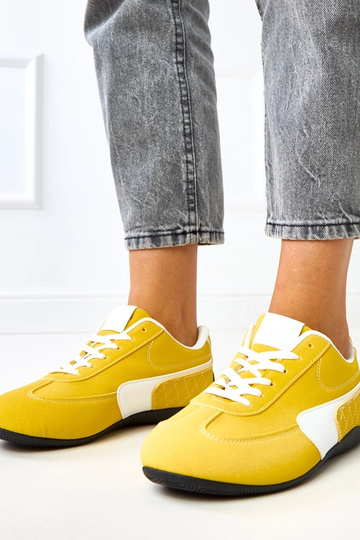 Ténis amarelos com detalhe...