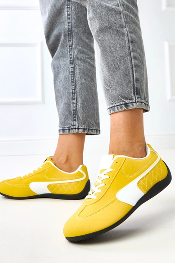 Ténis amarelos com detalhe... 2