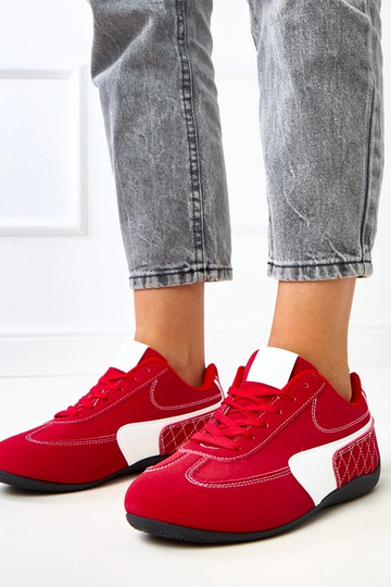 Ténis vermelhos com detalhe...