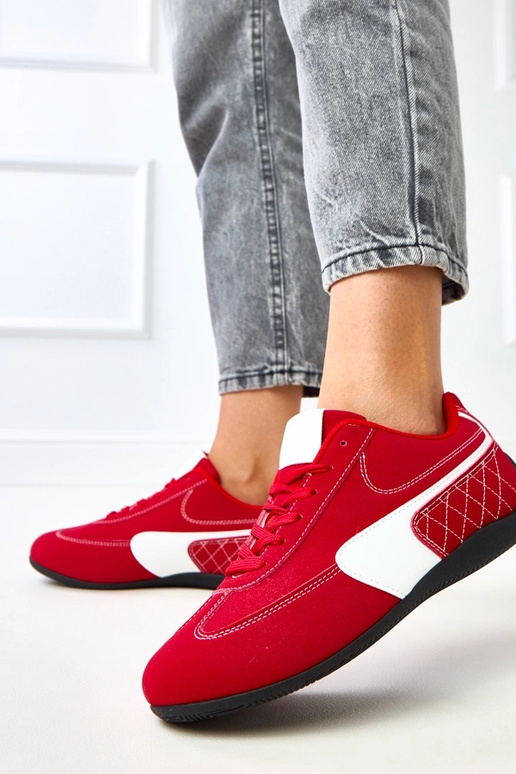 Ténis vermelhos com detalhe branco... Ténis vermelhos com detalhe branco...