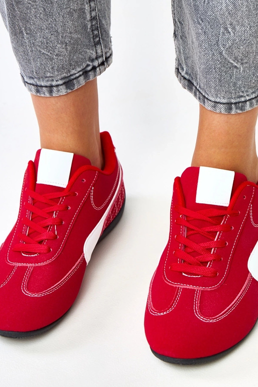 Ténis vermelhos com detalhe branco... Ténis vermelhos com detalhe branco...