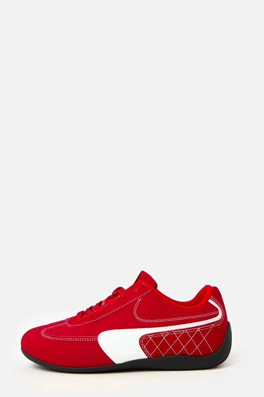 Ténis vermelhos com detalhe branco... Ténis vermelhos com detalhe branco...