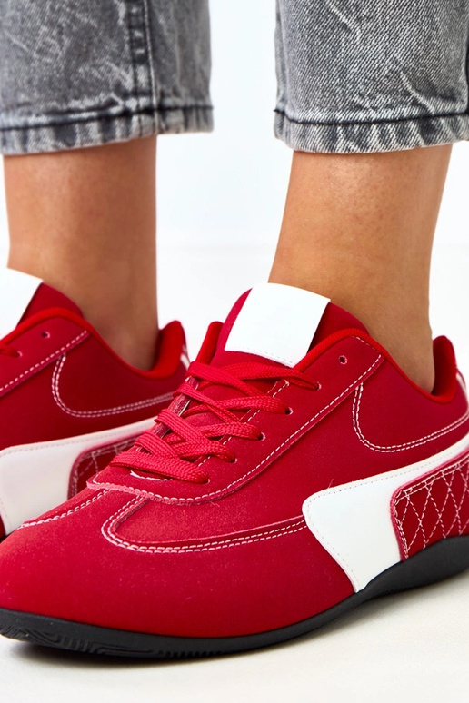 Ténis vermelhos com detalhe branco... Ténis vermelhos com detalhe branco...