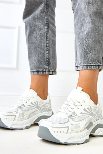 Ténis brancos com sola...