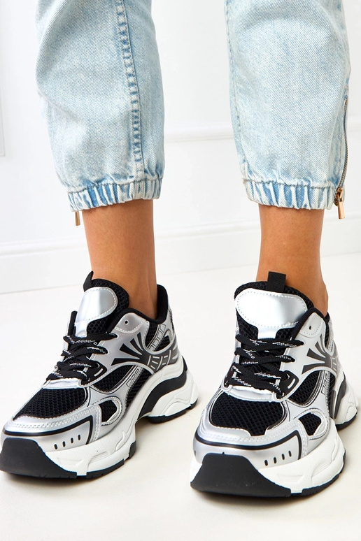 Tênis esportivos pretos com solado... Tênis esportivos pretos com solado...