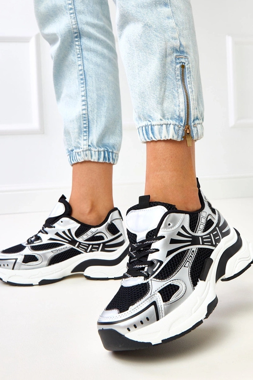 Tênis esportivos pretos com solado... Tênis esportivos pretos com solado...