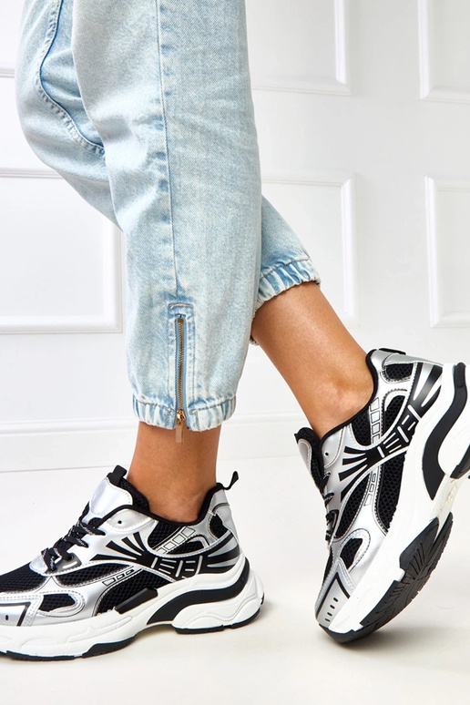 Tênis esportivos pretos com solado... Tênis esportivos pretos com solado...