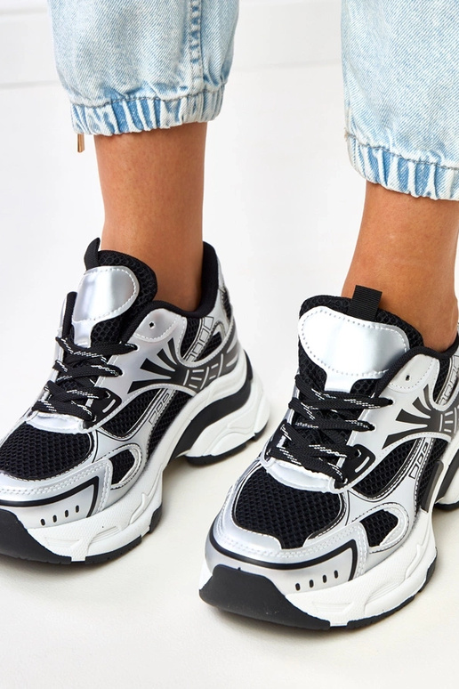 Tênis esportivos pretos com solado... Tênis esportivos pretos com solado...