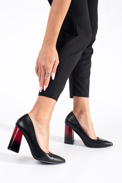 cor preta salto alto em um poste alto