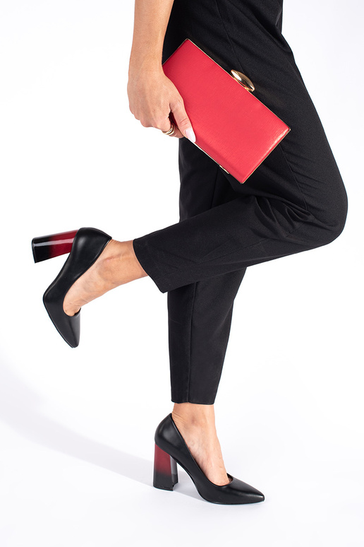 cor preta salto alto em um poste alto