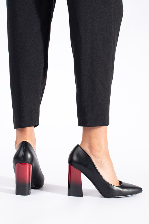 cor preta salto alto em um poste alto